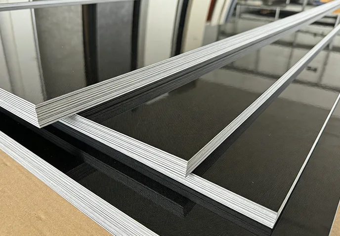 Các tính năng của Tấm ốp tường pha lê Carbon Gương PET.